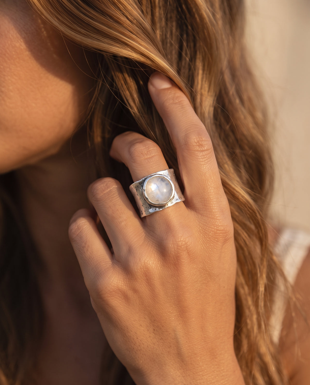 Bague Boho Ornée d’une Pierre de Lune – photo lifestyle 3