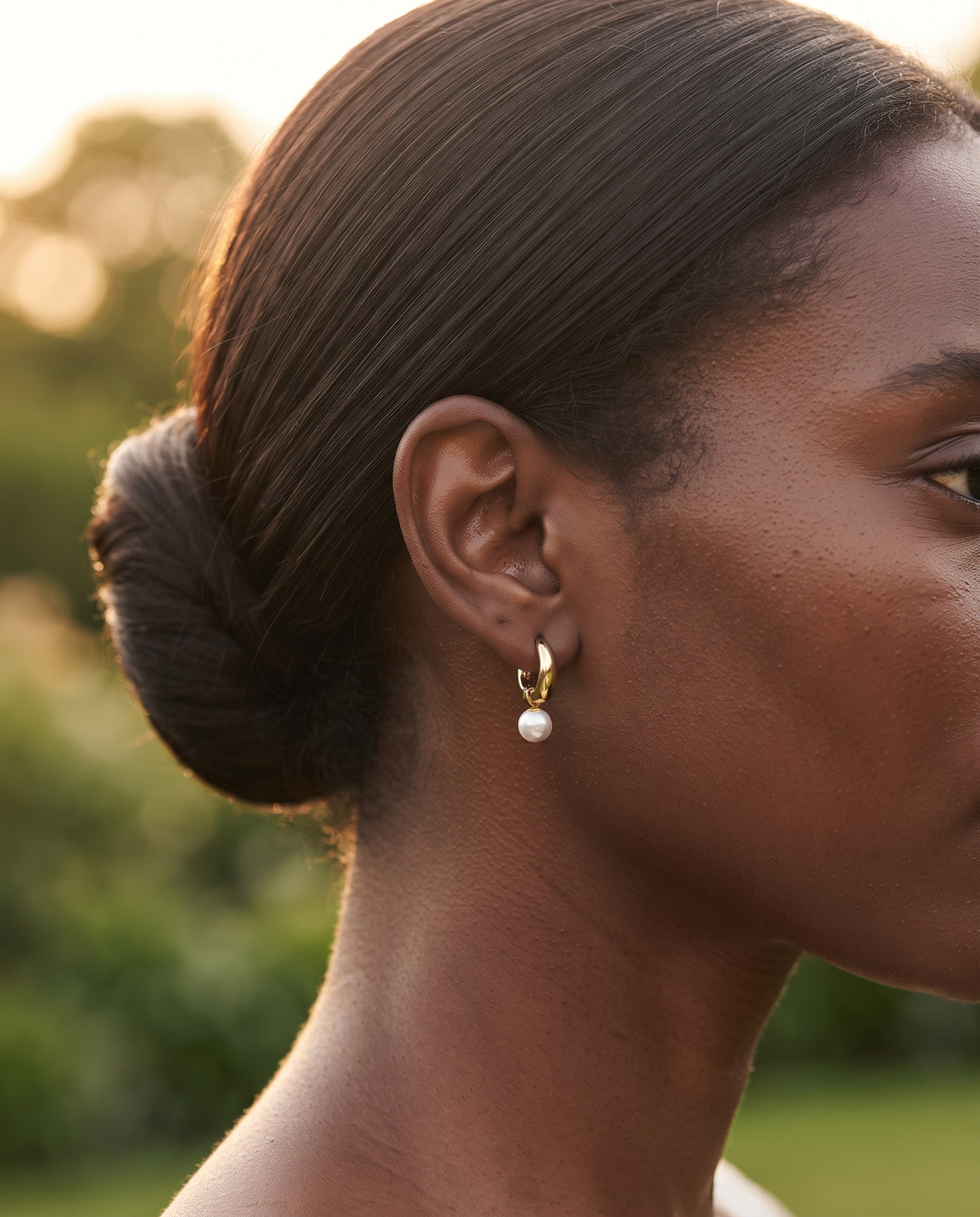 Boucles d’Oreilles Raffinées Petites Perles Dorées – photo lifestyle 2