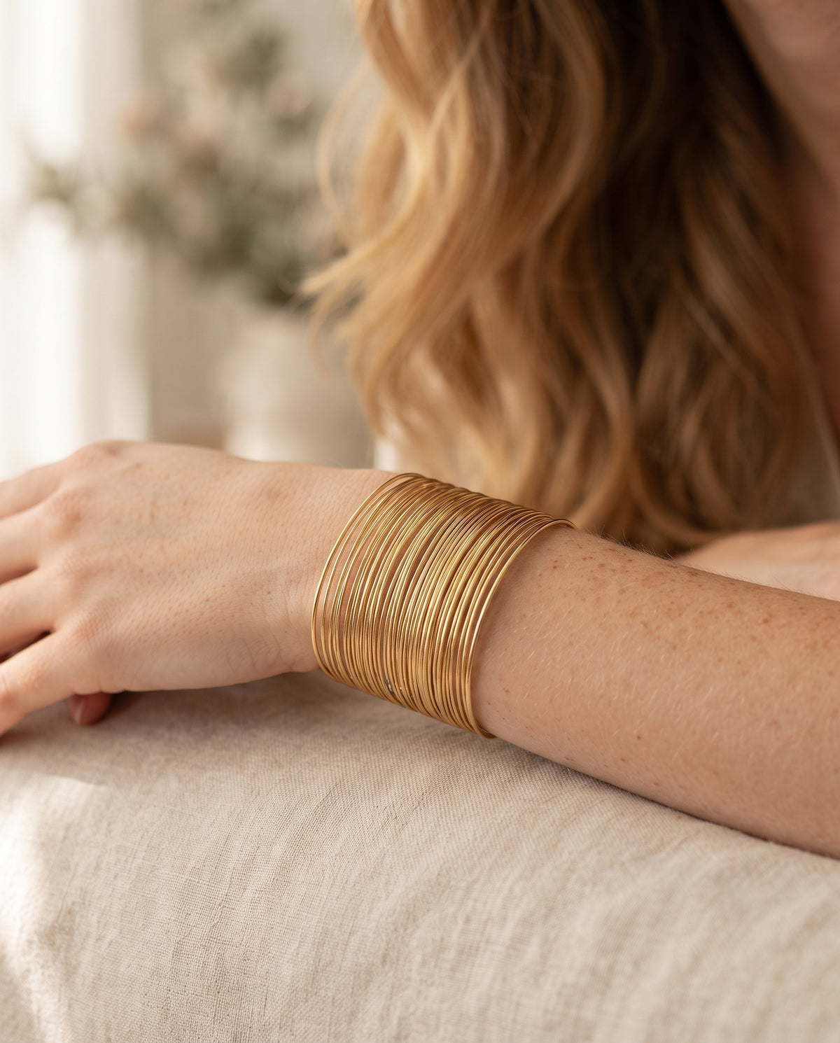 Bracelet en Or Style Vintage – photo lifestyle 1