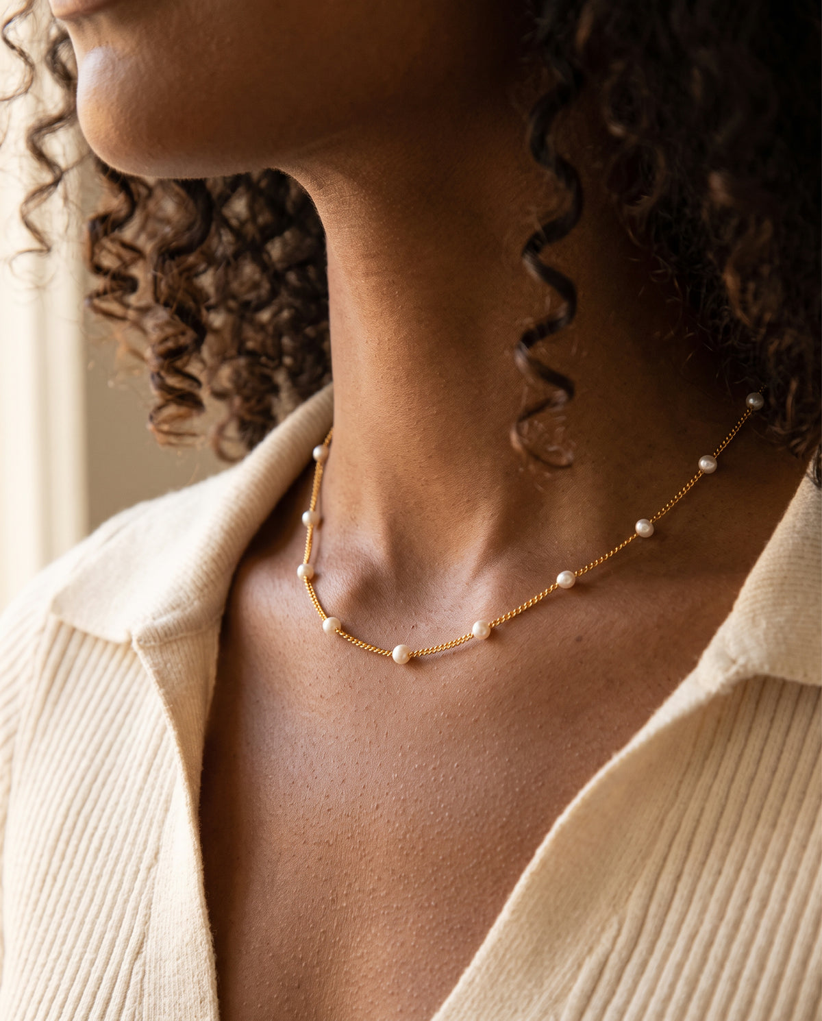 Élégant Collier en Or Orné de Petites Perles – photo lifestyle 1