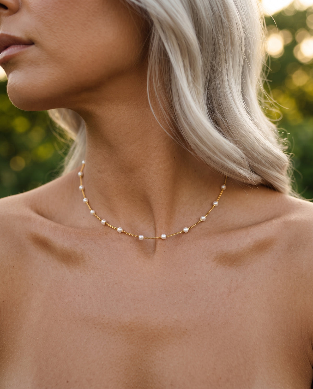 Élégant Collier en Or Orné de Petites Perles – photo lifestyle 2