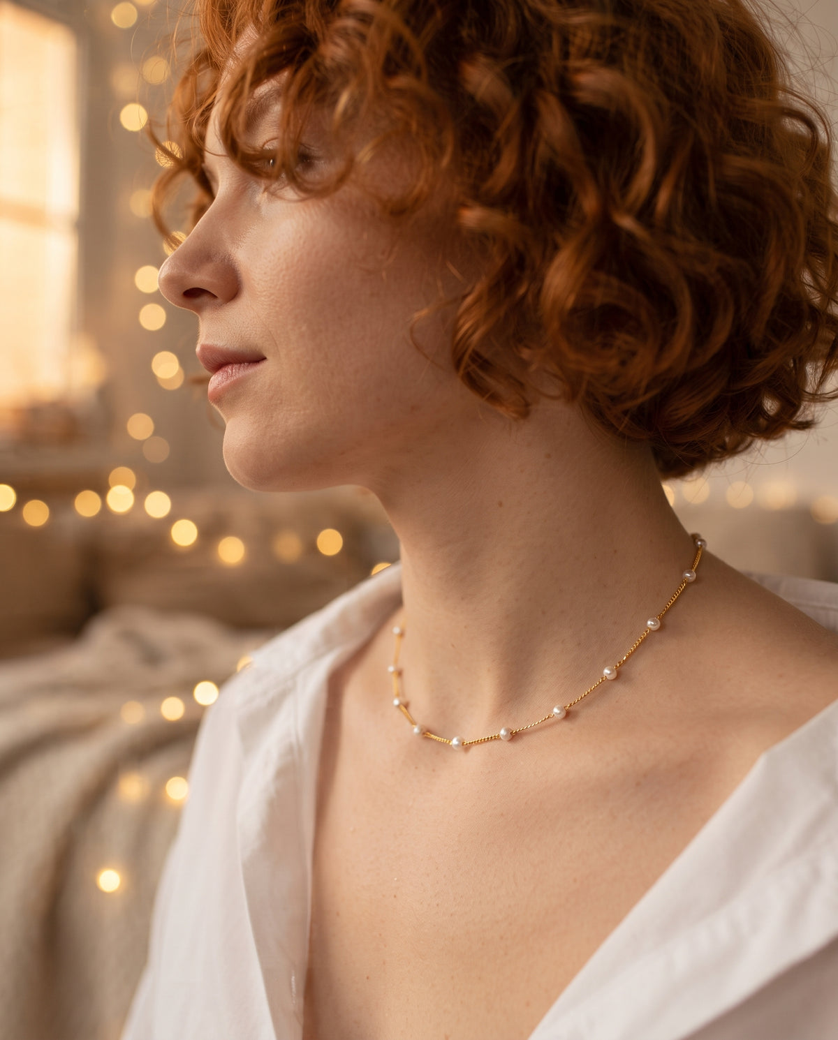 Élégant Collier en Or Orné de Petites Perles – photo lifestyle 3