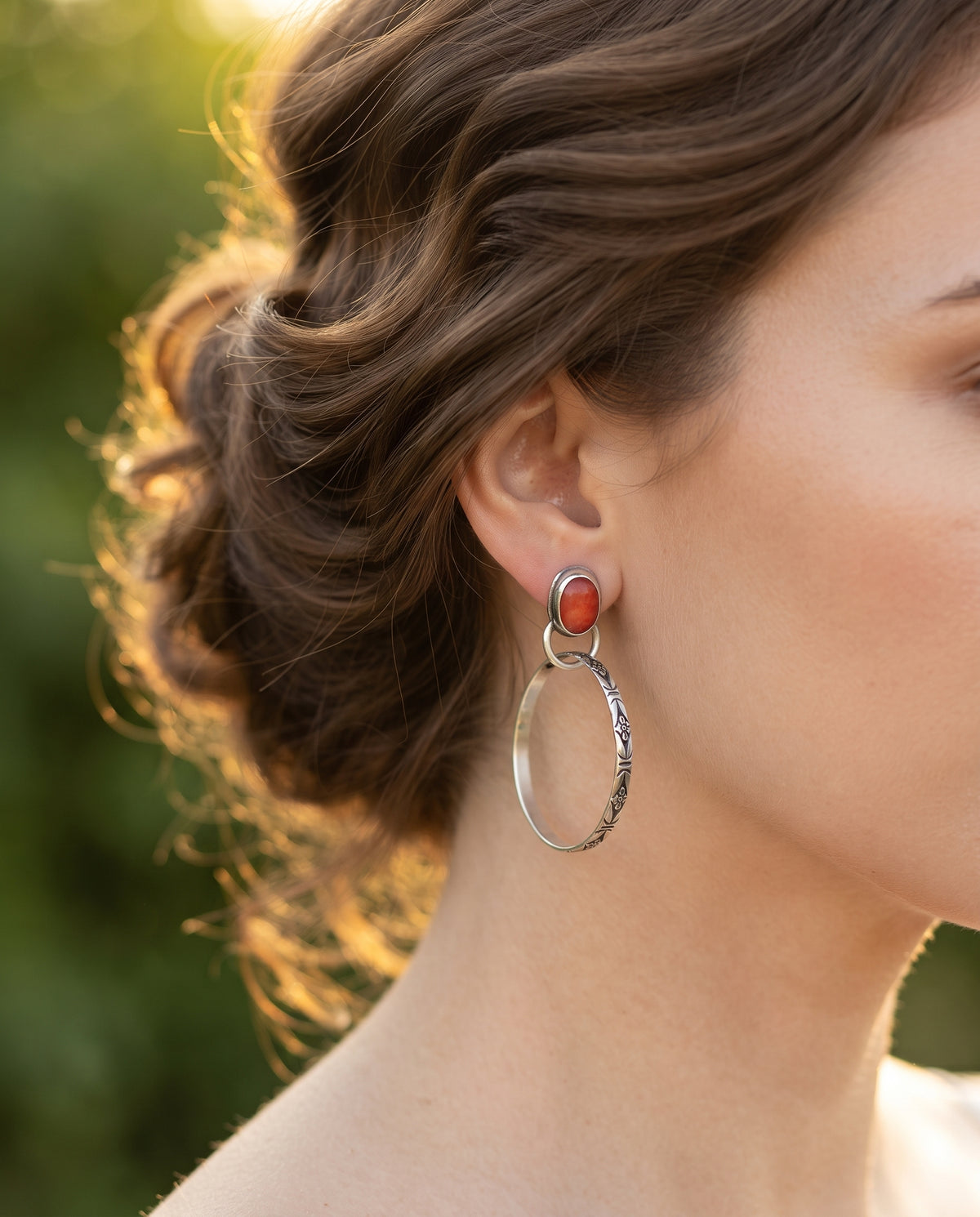 Boucles d’Oreilles Boho Vintage Ornées d’Onyx – photo lifestyle 2