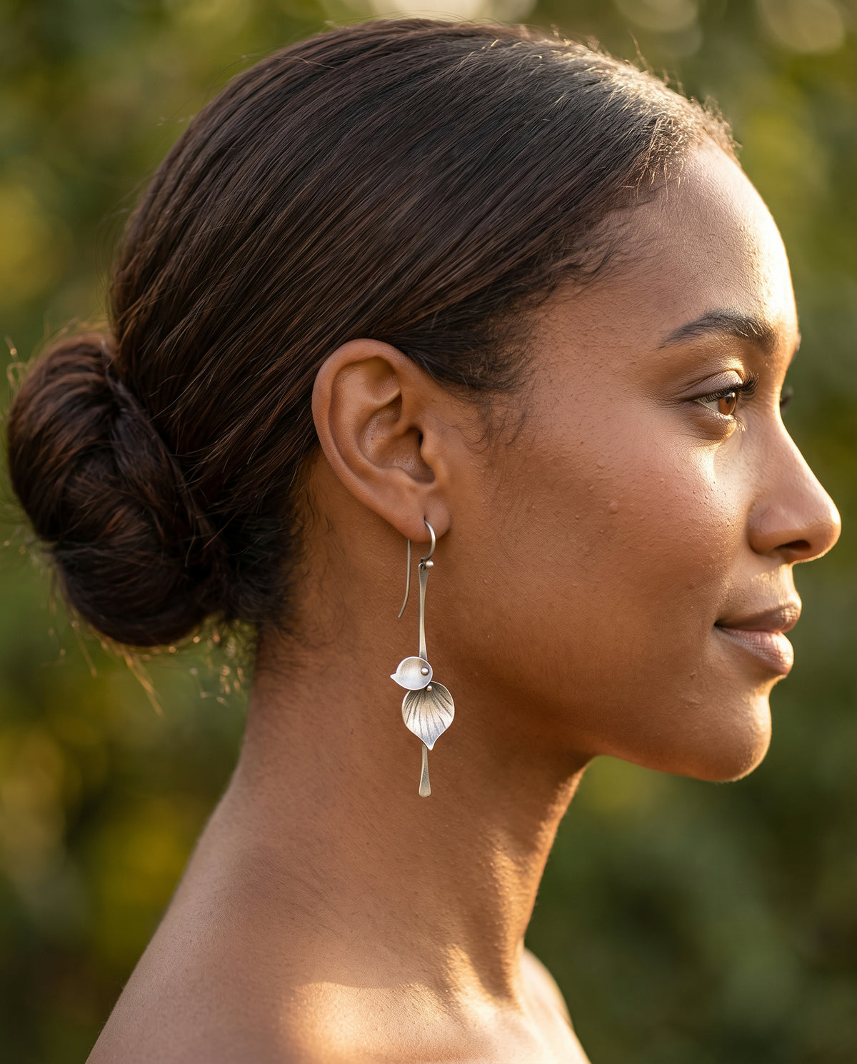 Boucles d’Oreilles Vintage Motif Feuille en Argent – photo lifestyle 2