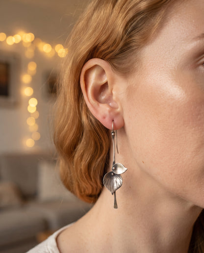 Boucles d’Oreilles Vintage Motif Feuille en Argent – photo lifestyle 3