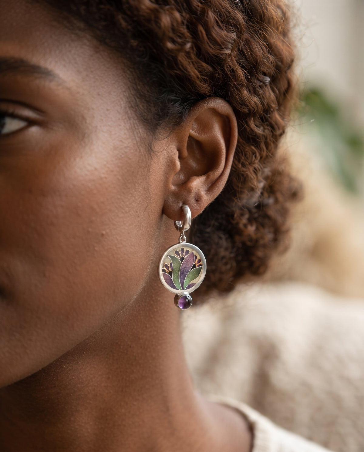 Boucles d’Oreilles Boho en Argent Ornées de Cristaux Violets – photo lifestyle 1