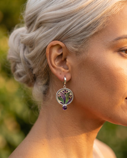Boucles d’Oreilles Boho en Argent Ornées de Cristaux Violets – photo lifestyle 2