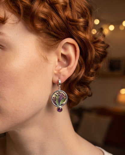 Boucles d’Oreilles Boho en Argent Ornées de Cristaux Violets – photo lifestyle 3