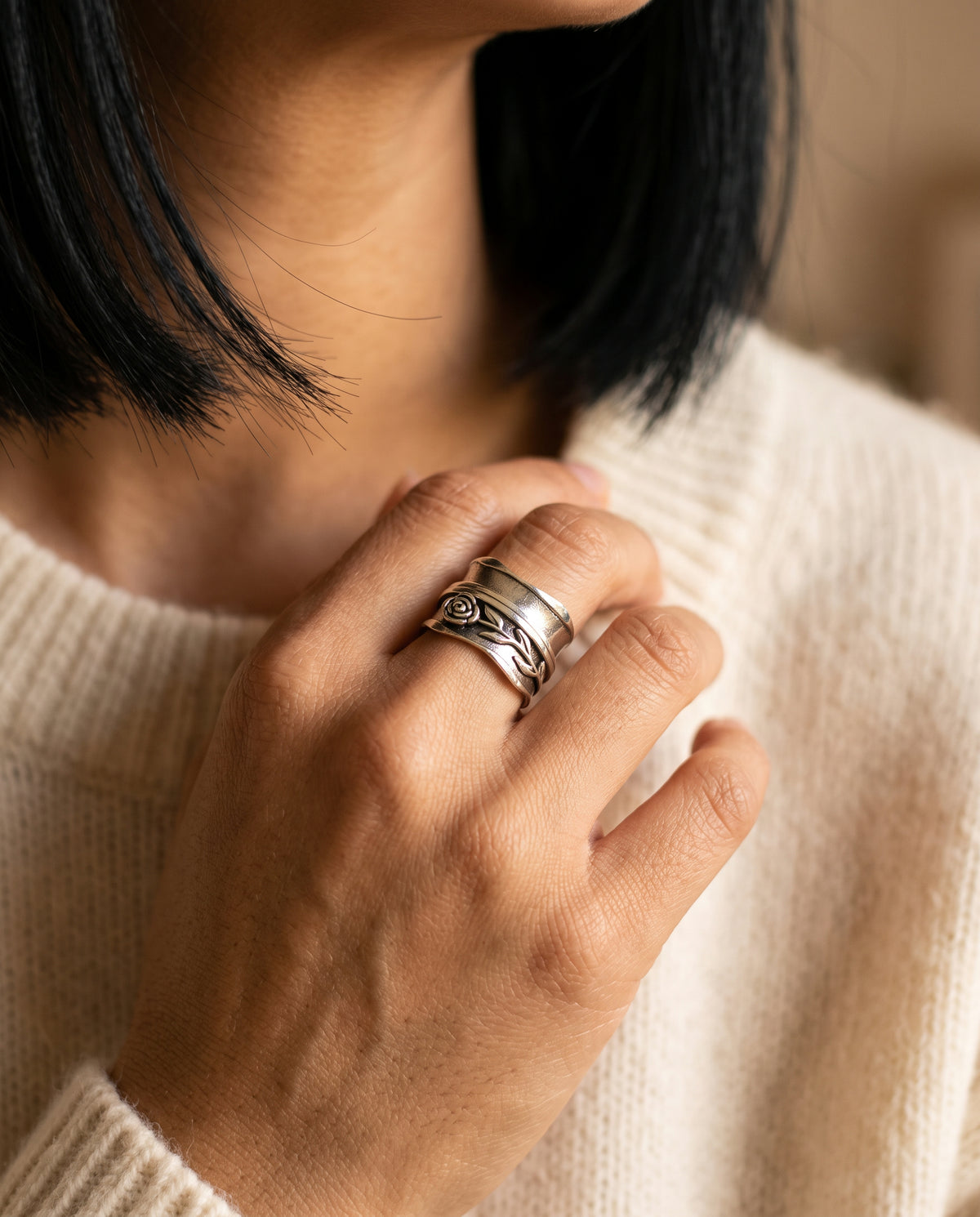 Bague Vintage en Argent Motif Fleur – photo lifestyle 2