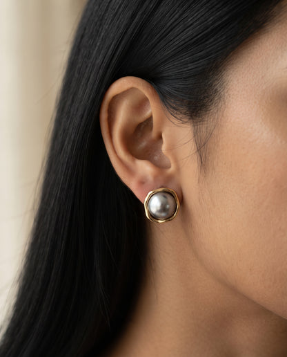 Boucles d’Oreilles Raffinées avec Perles Noires – photo lifestyle 1