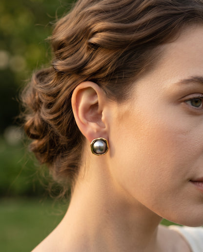 Boucles d’Oreilles Raffinées avec Perles Noires – photo lifestyle 2