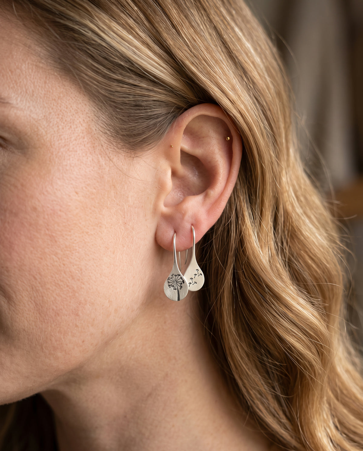 Boucles d’Oreilles Raffinées Vintage Motif Fleur en Argent Sterling 925 – photo lifestyle 1