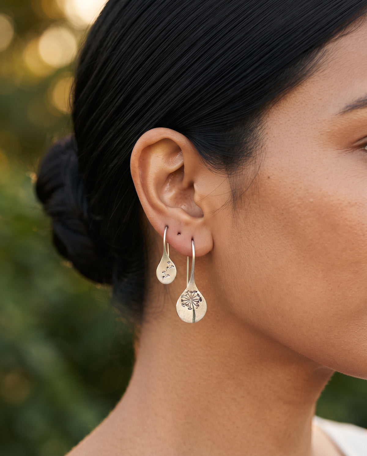 Boucles d’Oreilles Raffinées Vintage Motif Fleur en Argent Sterling 925 – photo lifestyle 2