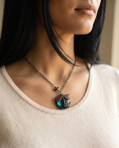 Collier Vintage Orné d’une Libellule – photo lifestyle 1