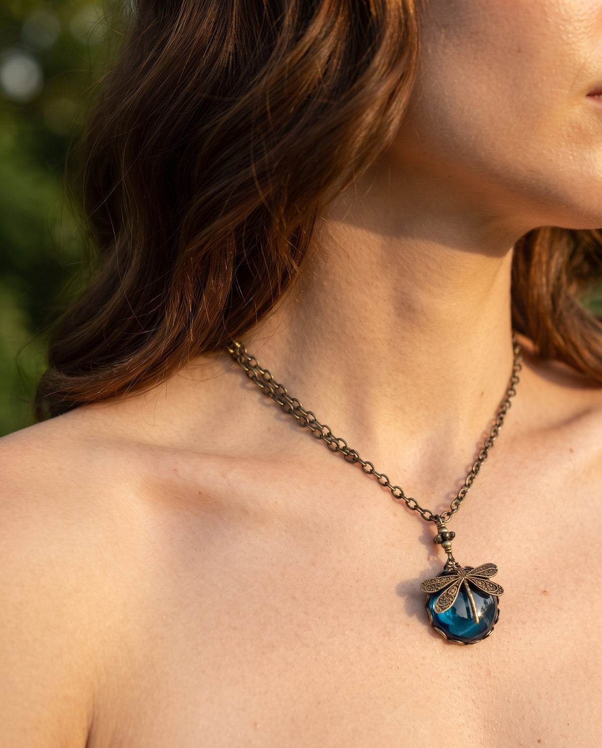 Collier Vintage Orné d’une Libellule – photo lifestyle 2