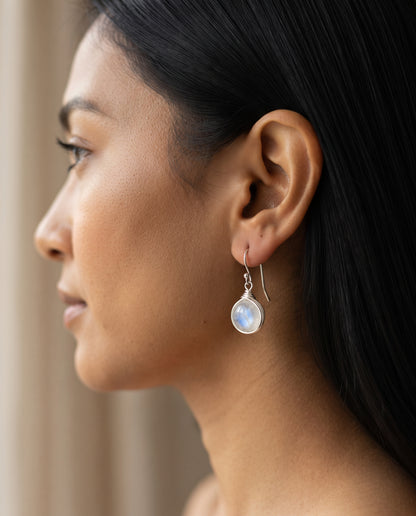 Boucles d’Oreilles Raffinées Goutte Argent Serties de Pierre de Lune – photo lifestyle 1