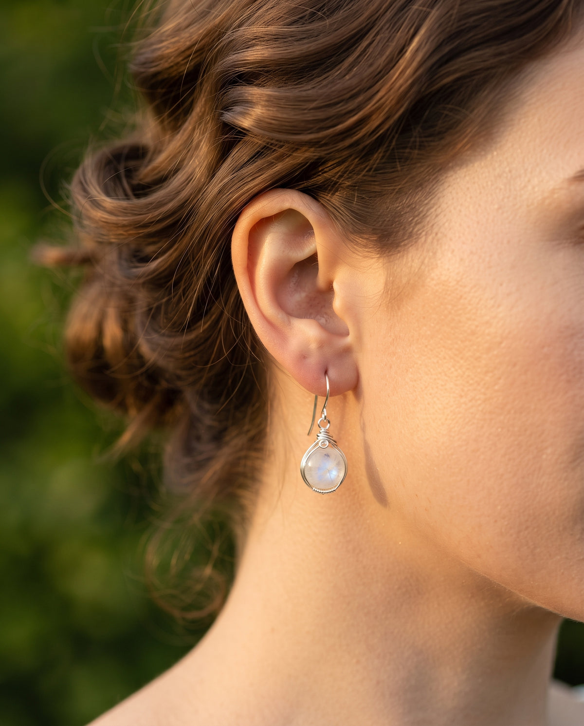 Boucles d’Oreilles Raffinées Goutte Argent Serties de Pierre de Lune – photo lifestyle 2
