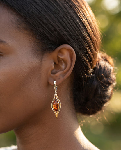 Boucles d’Oreilles Raffinées Vintage Rouge Désert – photo lifestyle 2