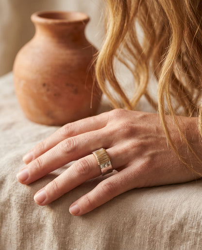 Bague Vintage en Argent à Fil Doré – photo lifestyle 1