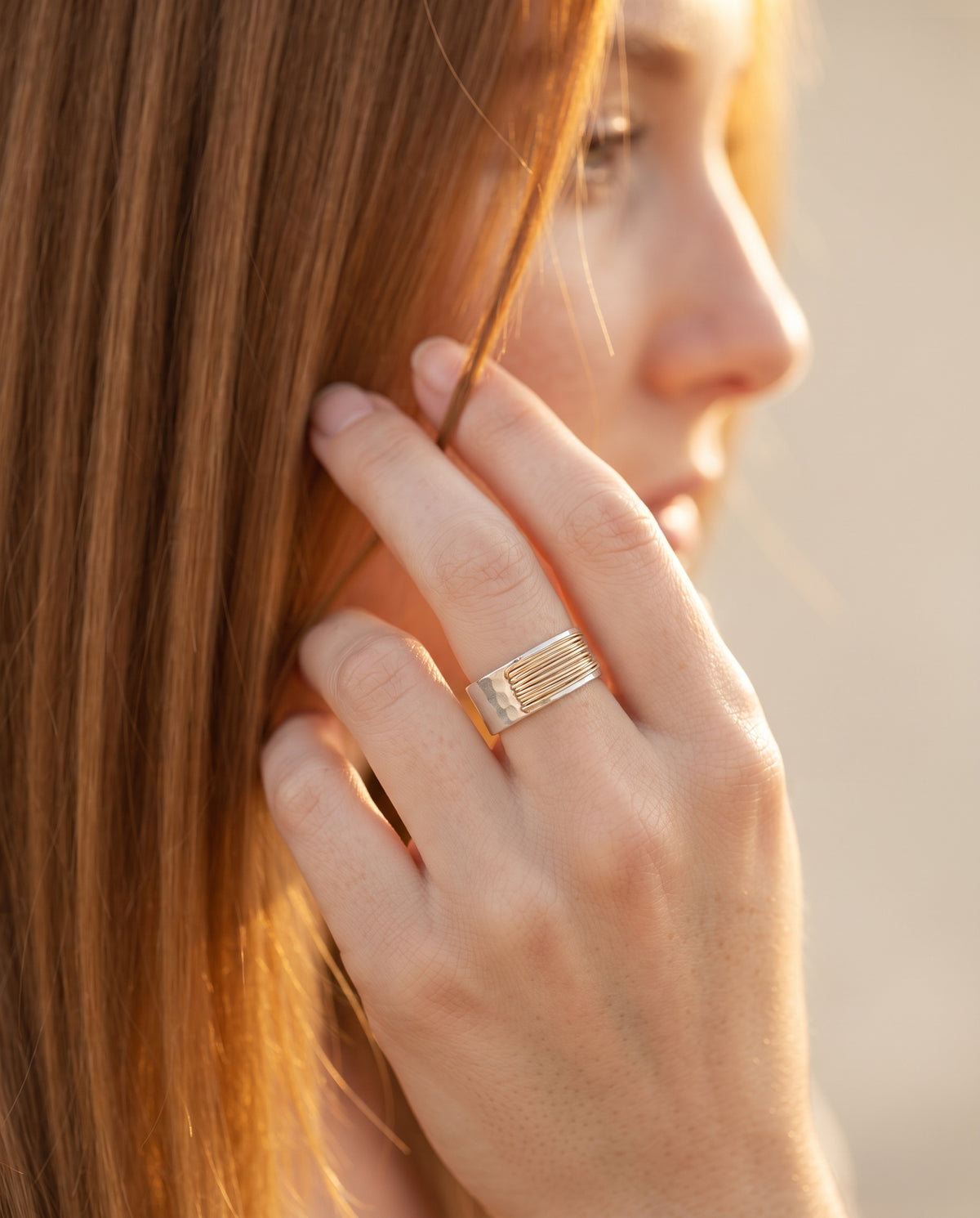 Bague Vintage en Argent à Fil Doré – photo lifestyle 3