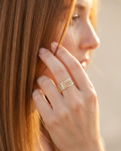 Bague Vintage en Argent à Fil Doré – photo lifestyle 3