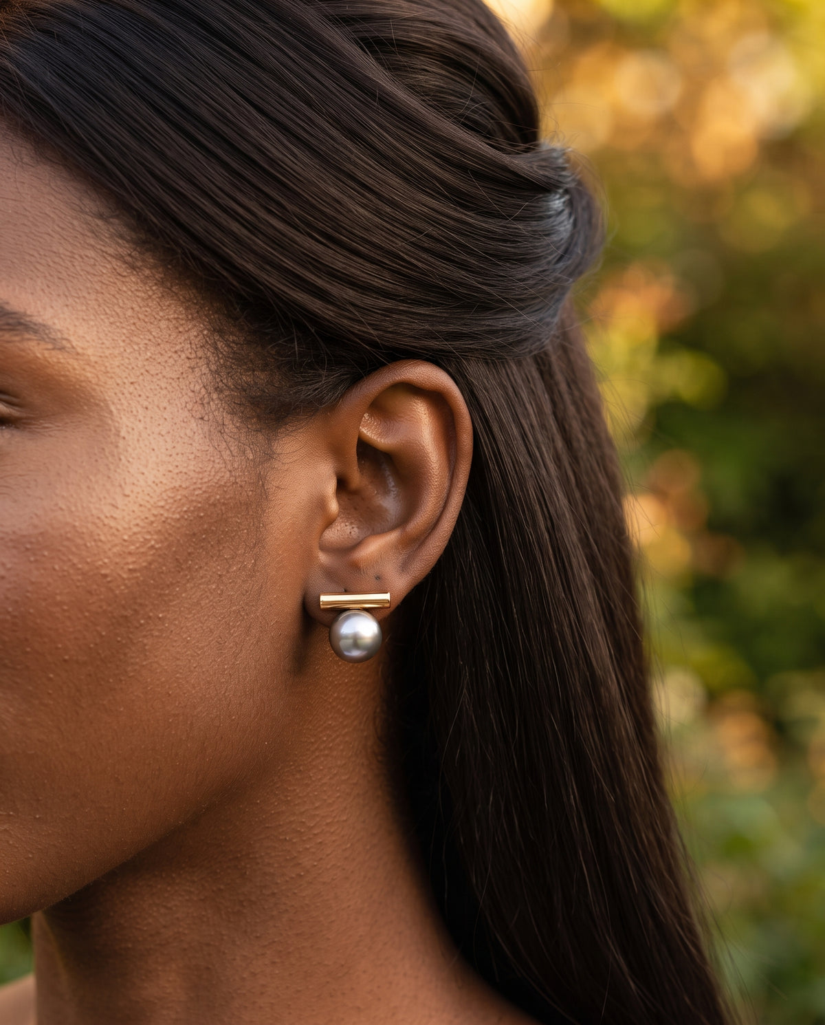 Boucles d’Oreilles en Or Ornées de Perles Noires – photo lifestyle 2