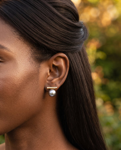 Boucles d’Oreilles en Or Ornées de Perles Noires – photo lifestyle 2