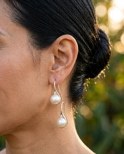 Boucles d’Oreilles Vintage Pendantes Ornées de Perles – photo lifestyle 1