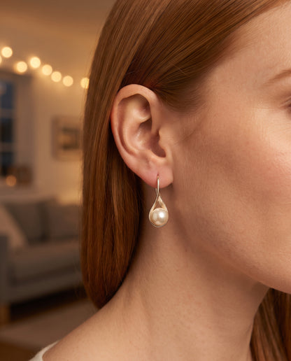 Boucles d’Oreilles Vintage Pendantes Ornées de Perles – photo lifestyle 2
