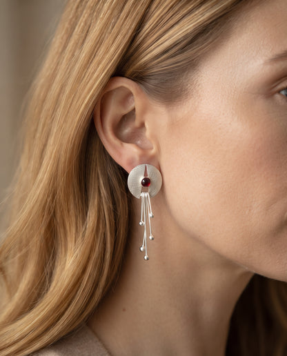 Boucles d’Oreilles Longues Pendantes Ornées d’une Pierre Rouge – photo lifestyle 1