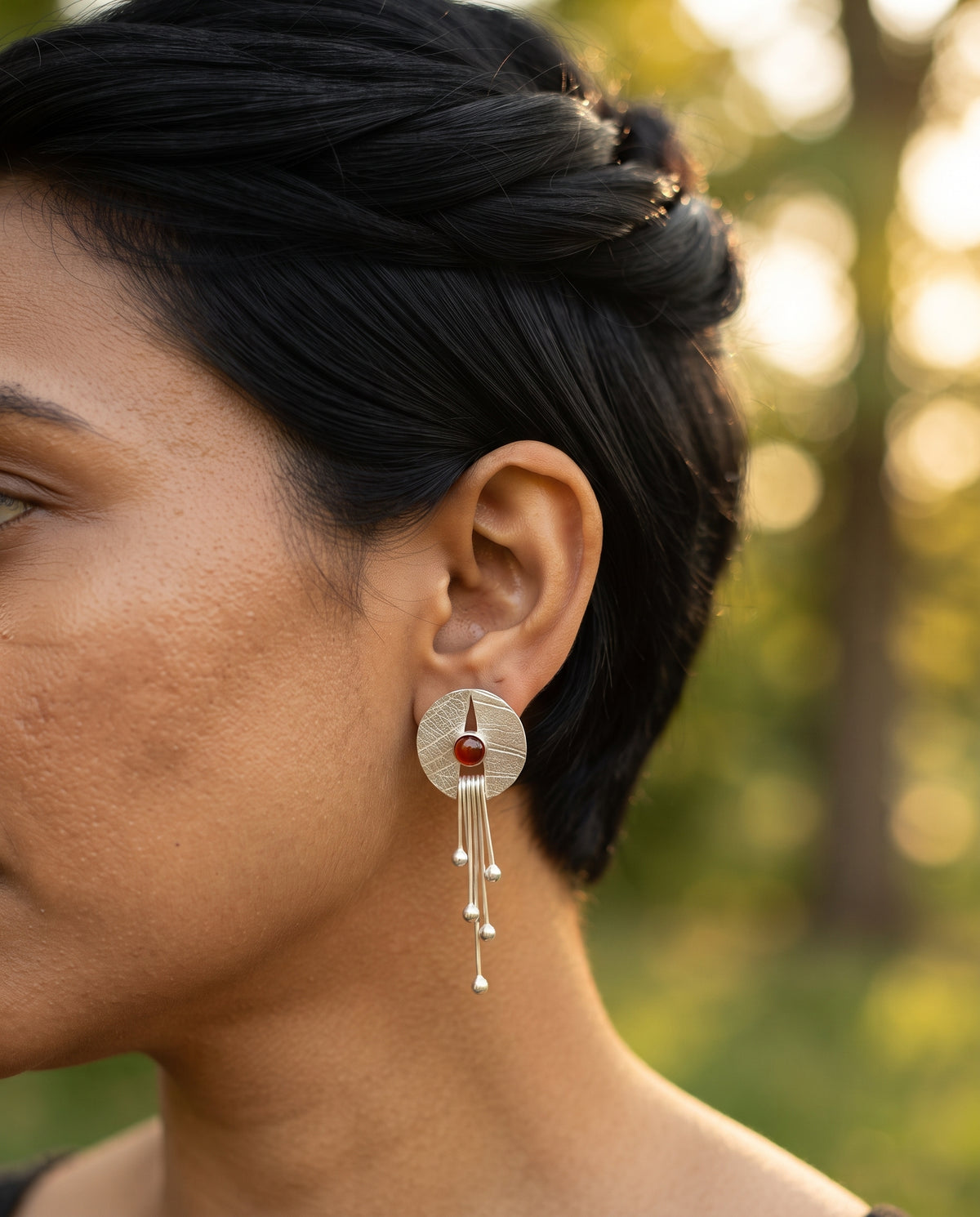 Boucles d’Oreilles Longues Pendantes Ornées d’une Pierre Rouge – photo lifestyle 2