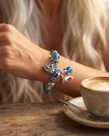 Bracelet Océan en Cuir et Argent avec Breloques – photo lifestyle 2