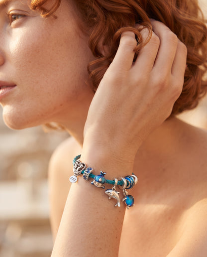Bracelet Océan en Cuir et Argent avec Breloques – photo lifestyle 3