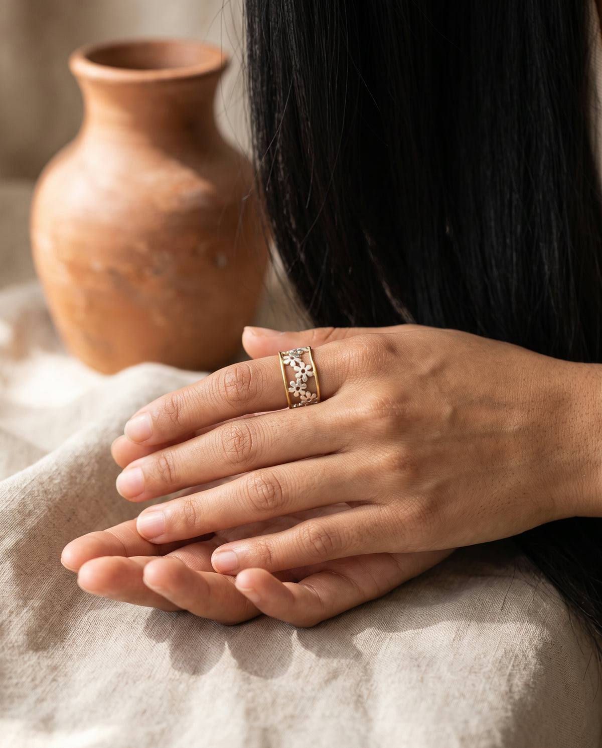 Bague Florale Irrégulière Style Marguerite – photo lifestyle 1