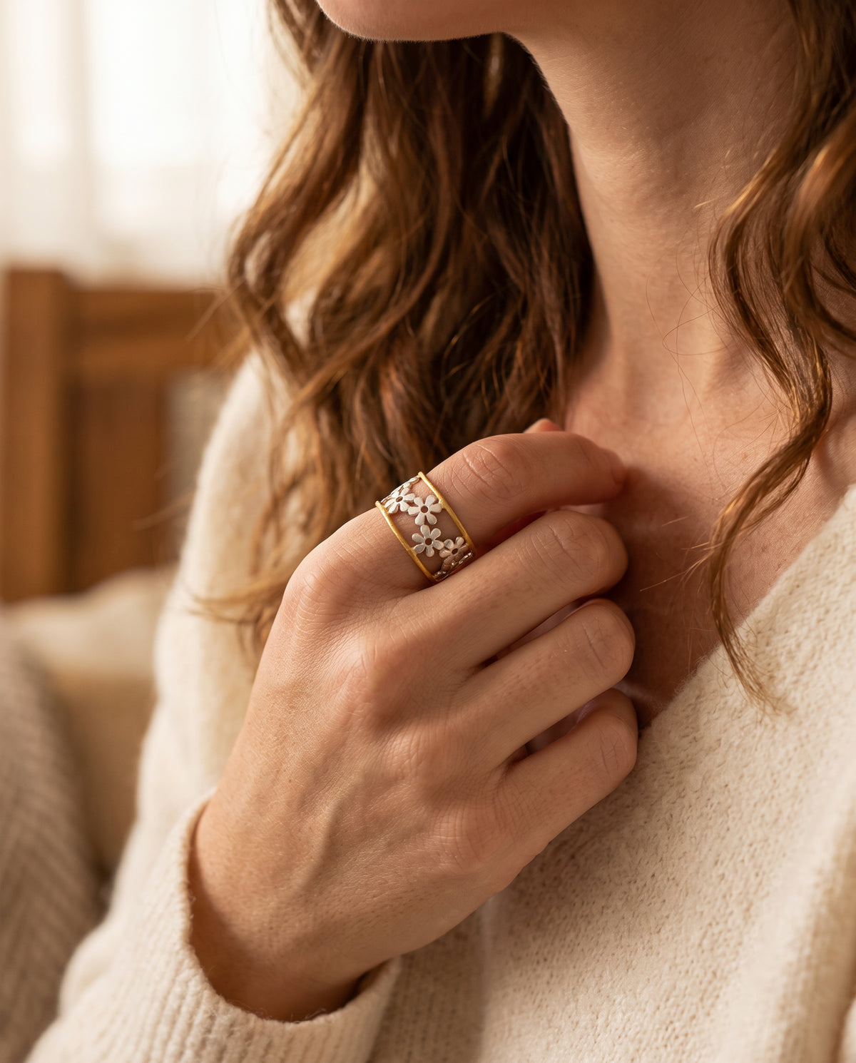 Bague Florale Irrégulière Style Marguerite – photo lifestyle 2