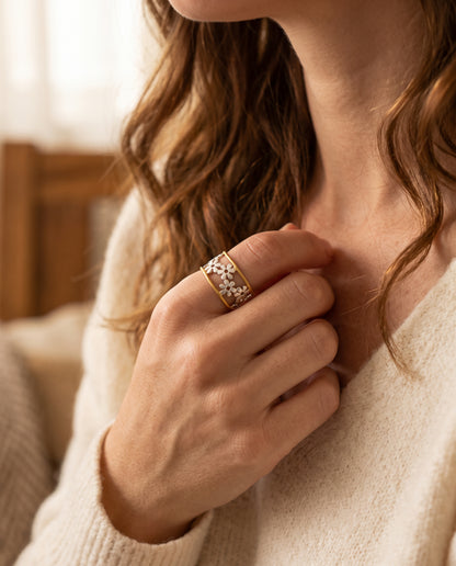 Bague Florale Irrégulière Style Marguerite – photo lifestyle 2