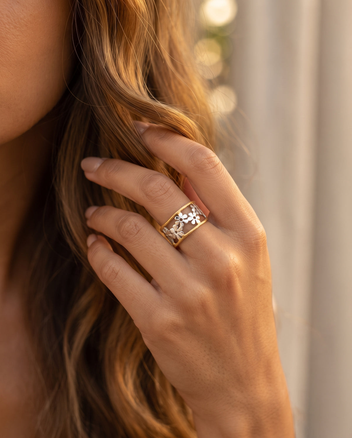Bague Florale Irrégulière Style Marguerite – photo lifestyle 3