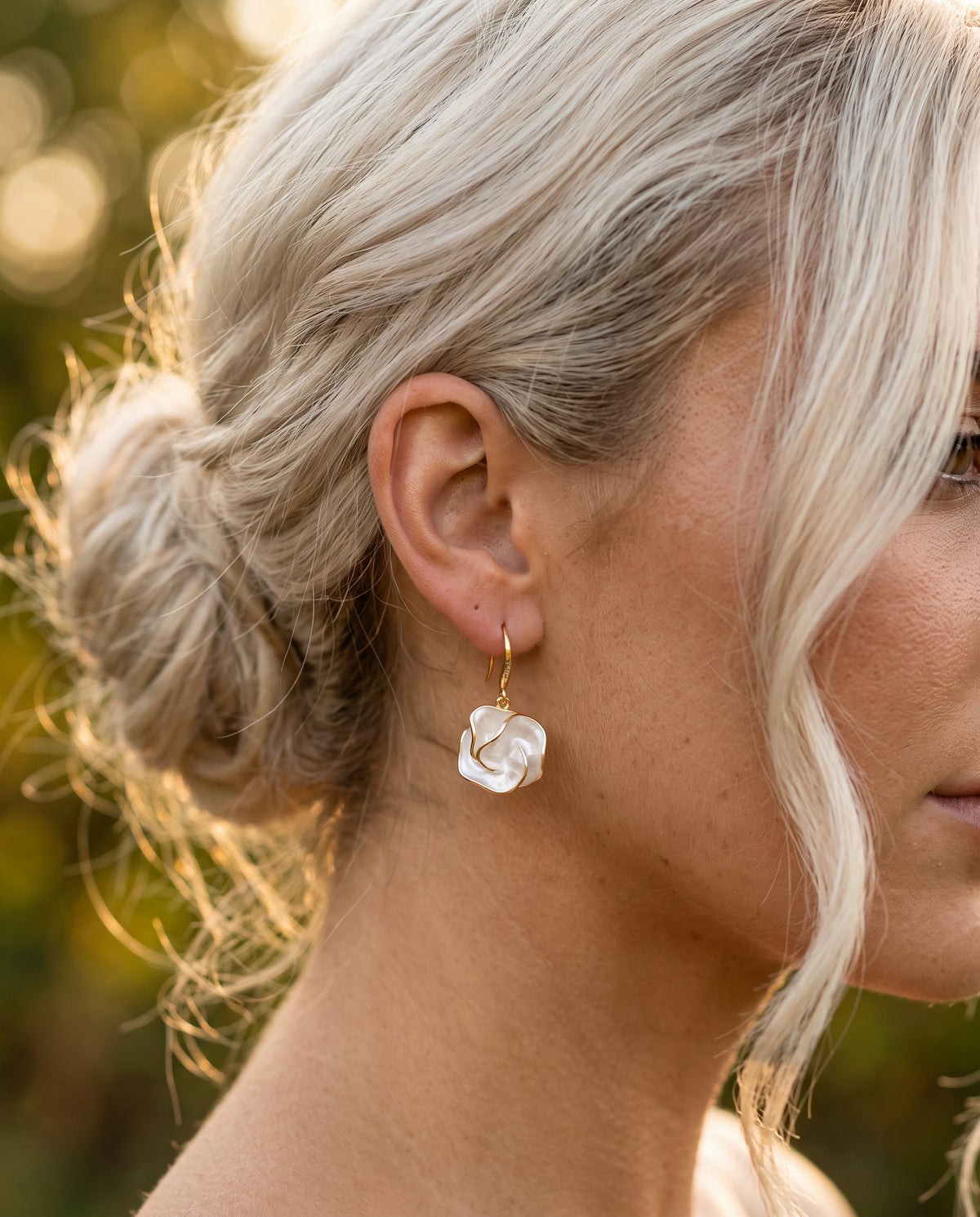 Boucles d’Oreilles Raffinées avec Fleurs Blanches – photo lifestyle 1