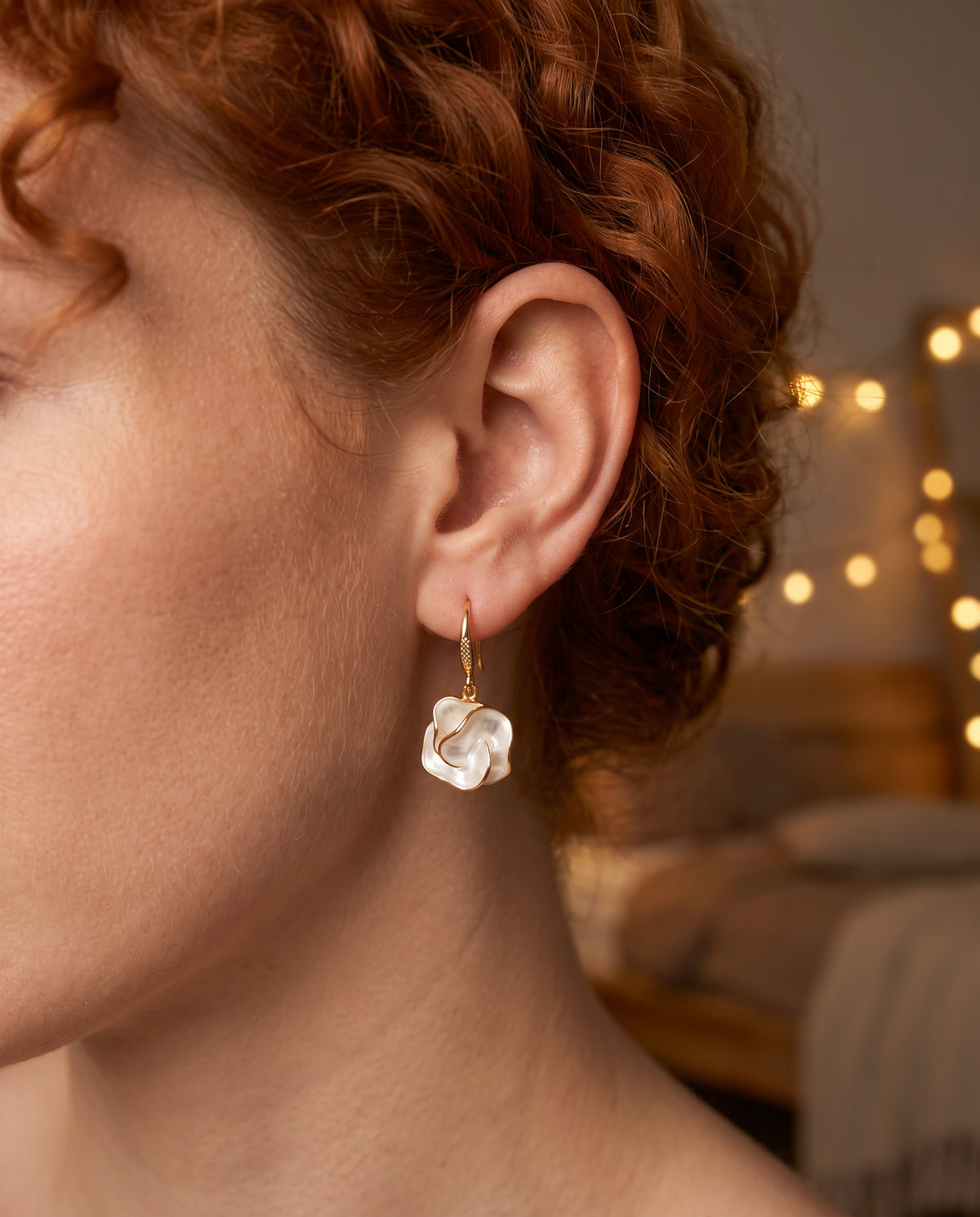 Boucles d’Oreilles Raffinées avec Fleurs Blanches – photo lifestyle 2