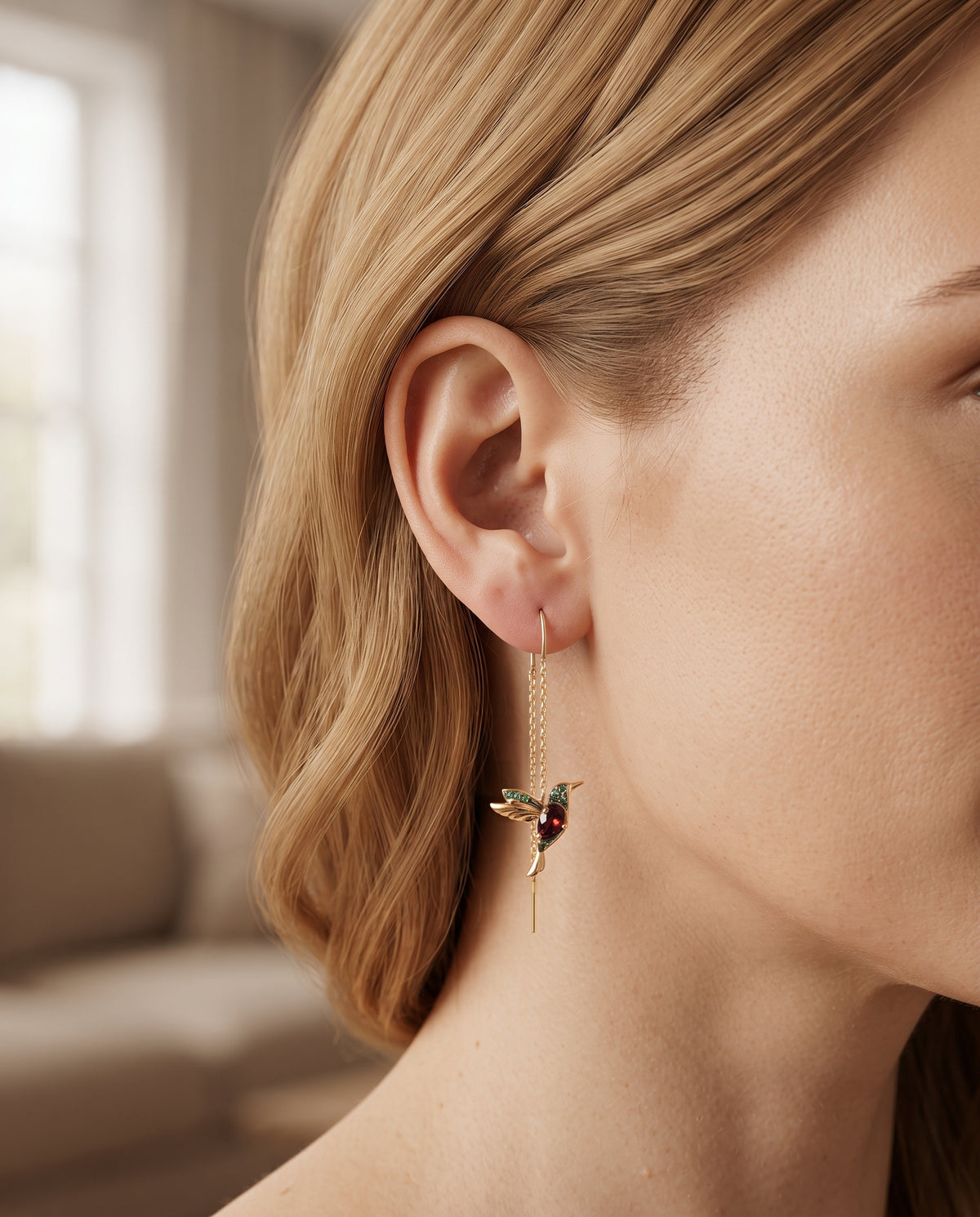 Boucles d’Oreilles Colibri Serties de Zircons et d’Émail – photo lifestyle 1