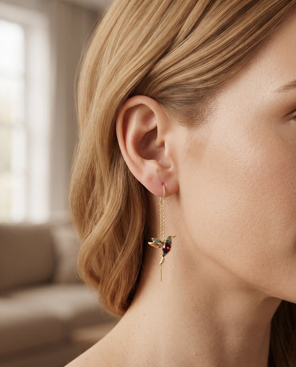 Boucles d’Oreilles Colibri Serties de Zircons et d’Émail – photo lifestyle 1