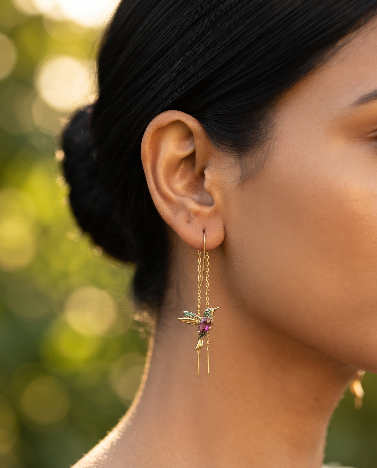 Boucles d’Oreilles Colibri Serties de Zircons et d’Émail – photo lifestyle 2