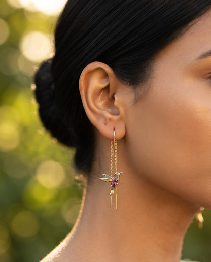 Boucles d’Oreilles Colibri Serties de Zircons et d’Émail – photo lifestyle 2