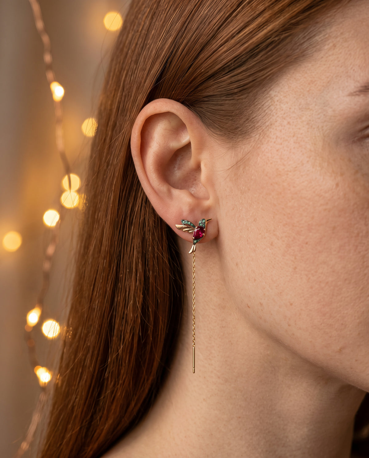 Boucles d’Oreilles Colibri Serties de Zircons et d’Émail – photo lifestyle 3