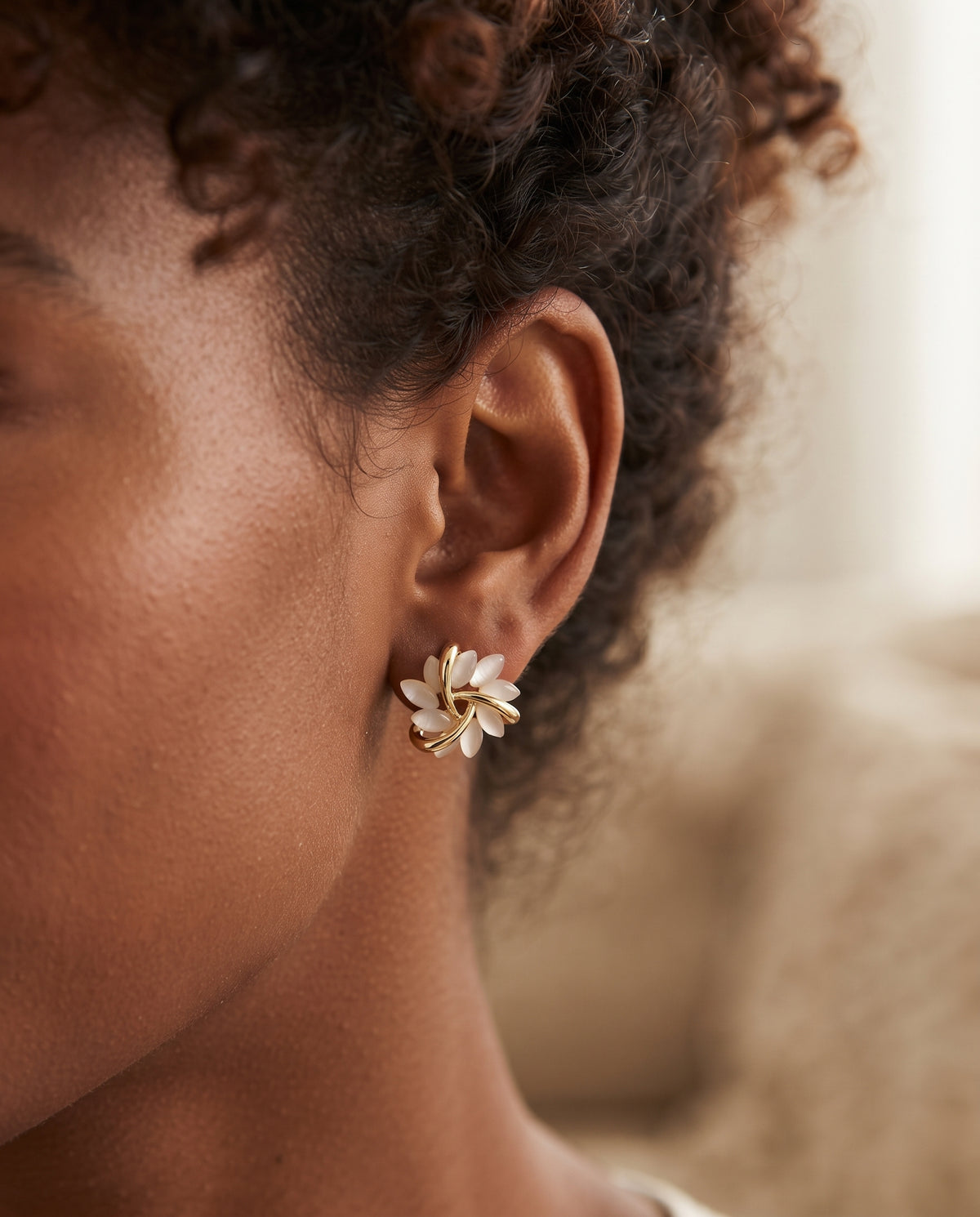 Boucles d’Oreilles Raffinées en Or et Argent Style Clous – photo lifestyle 1