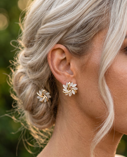 Boucles d’Oreilles Raffinées en Or et Argent Style Clous – photo lifestyle 2