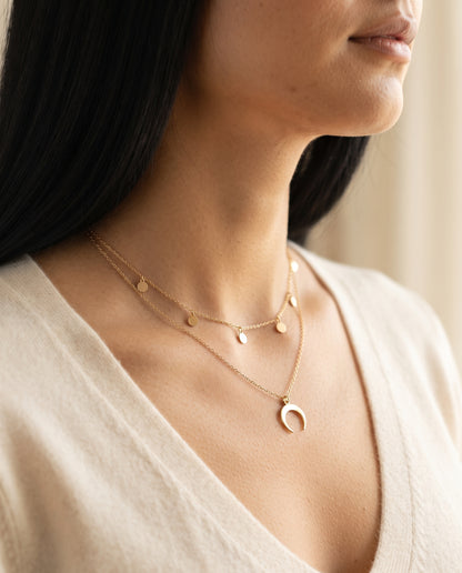 Collier Argent Motif Lune – photo lifestyle 1
