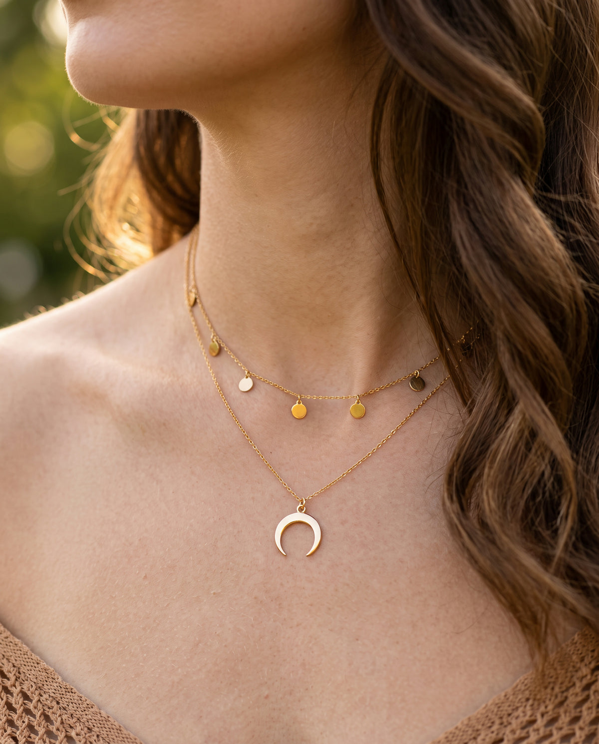 Collier Argent Motif Lune – photo lifestyle 2
