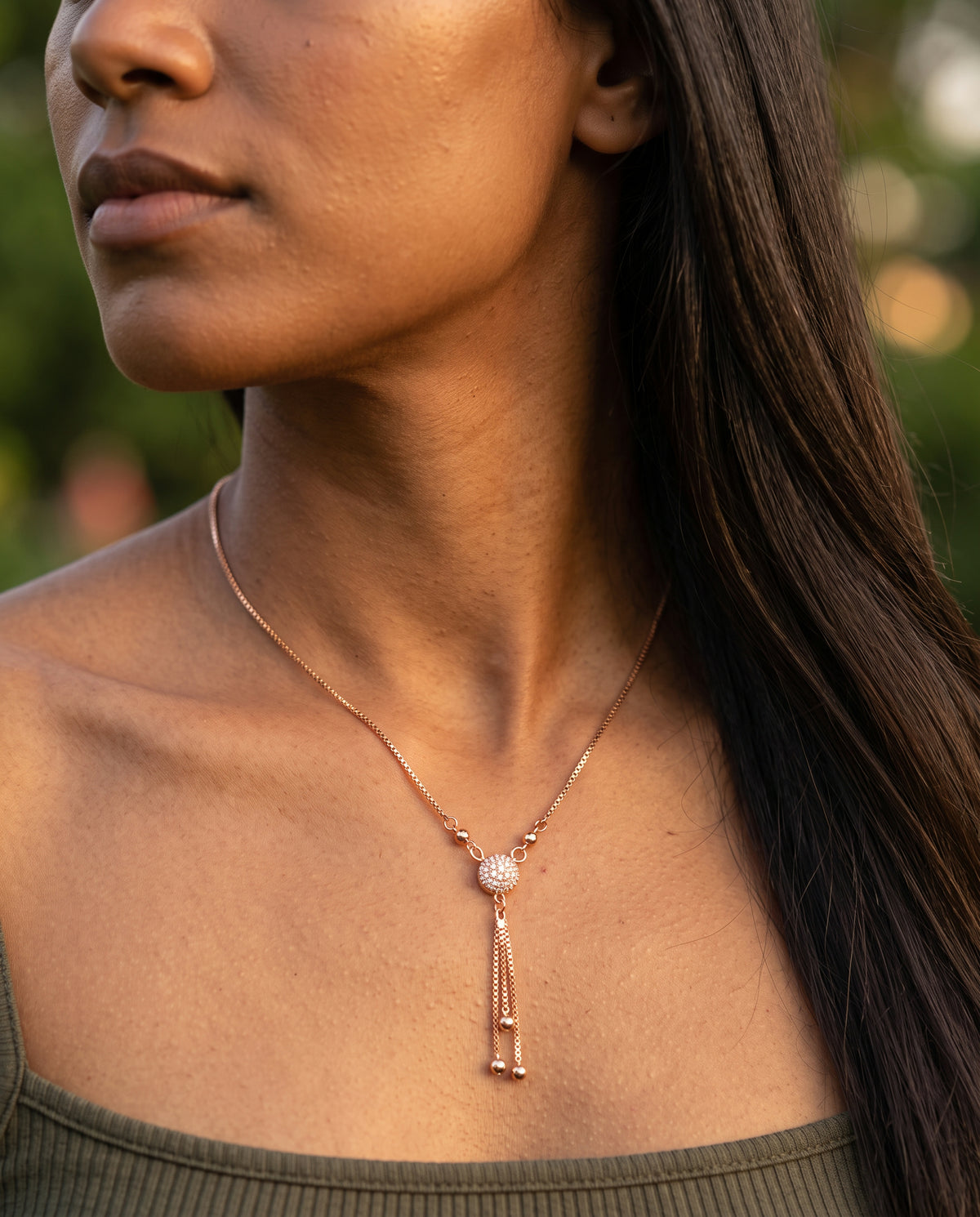 Collier Vintage en Or avec Pendentif – photo lifestyle 2