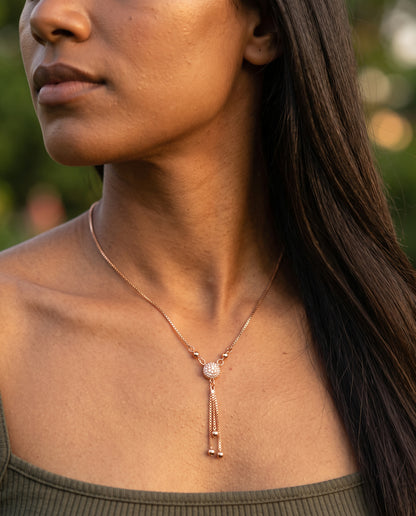 Collier Vintage en Or avec Pendentif – photo lifestyle 2